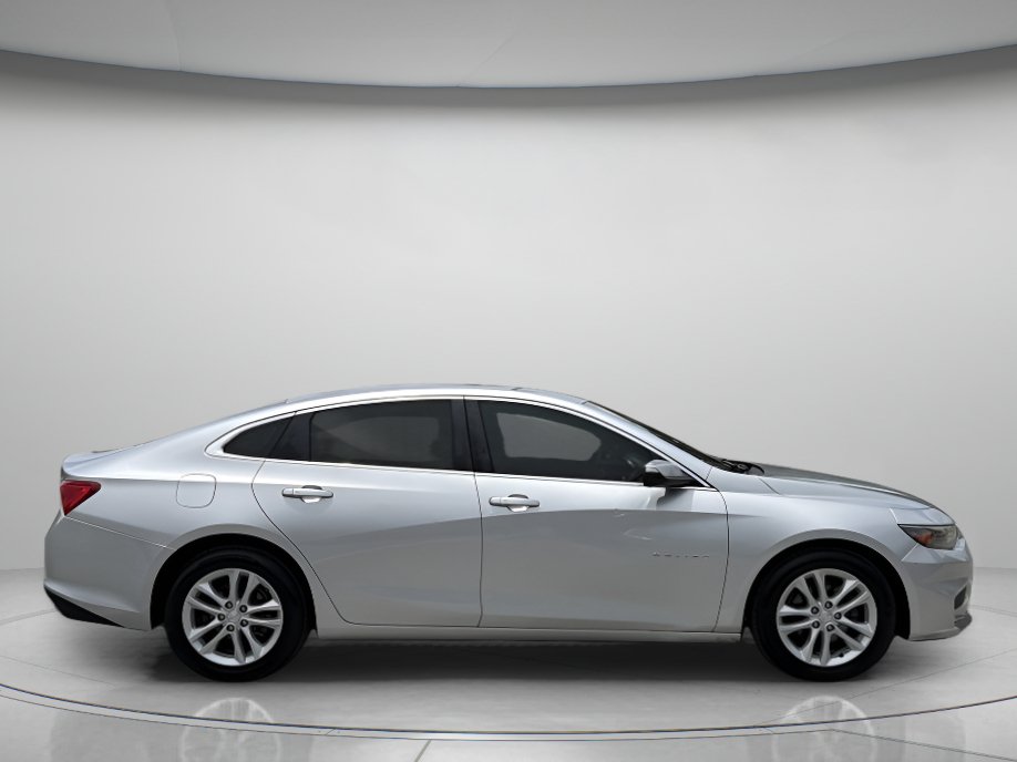 Used 2017 Chevrolet Malibu LT FWD image 2