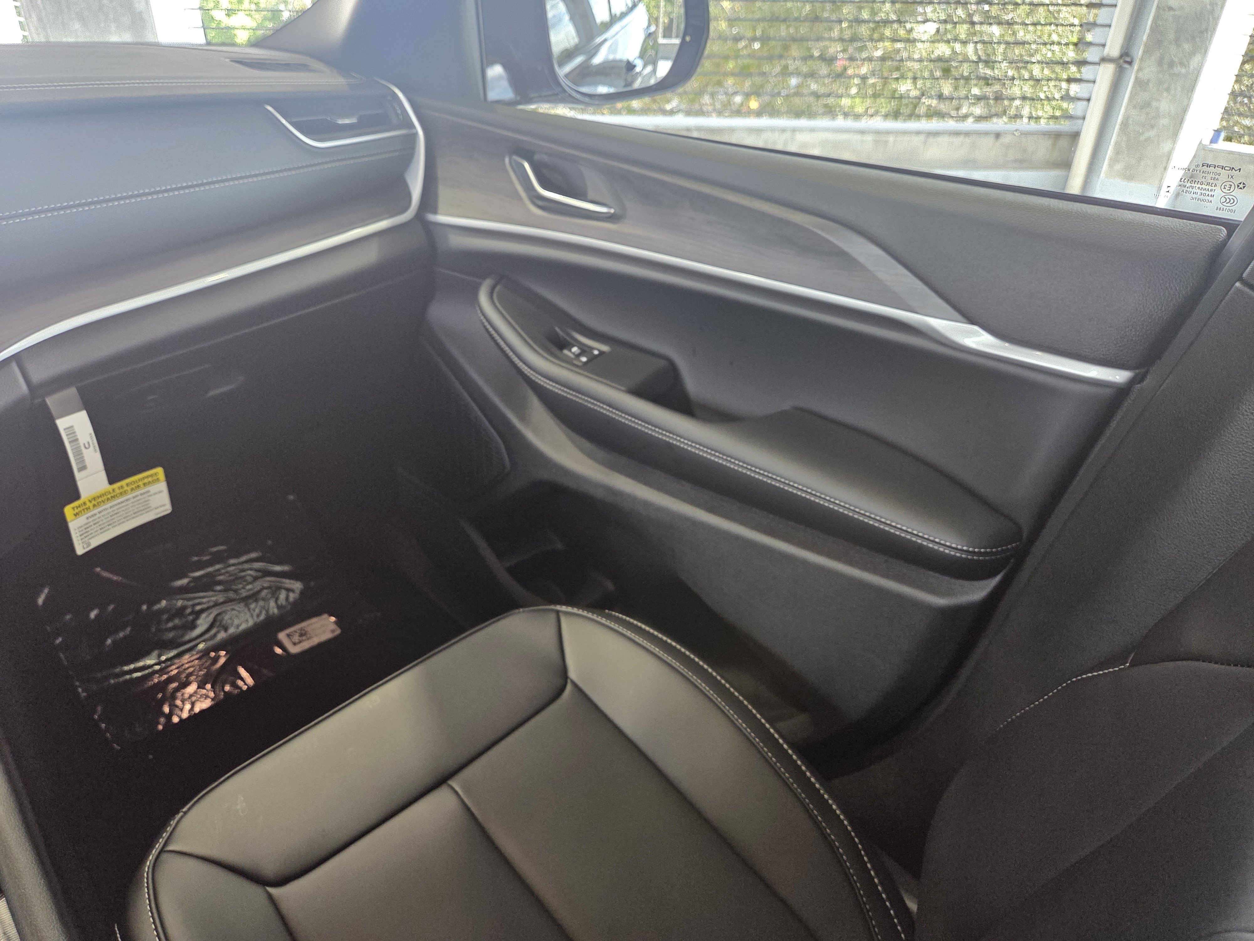 New 2025 Jeep Grand Cherokee Limited w/ Black Appearance Package RWD image 18