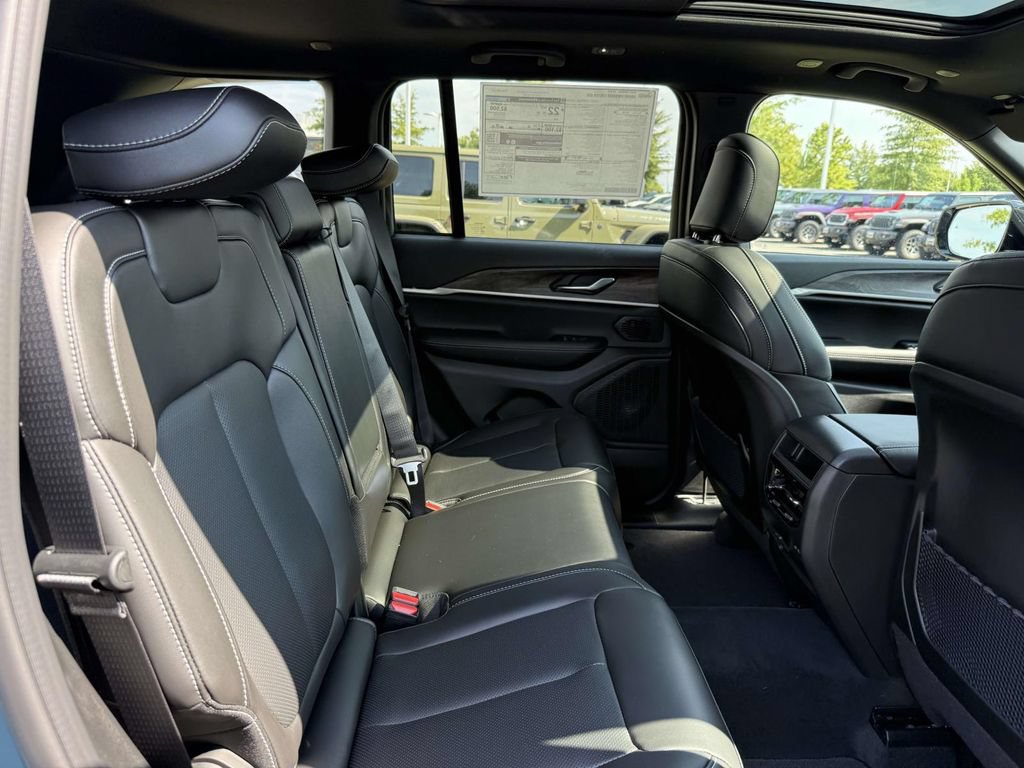 New 2027 Jeep Grand Cherokee Limited AWD/4WD image 16
