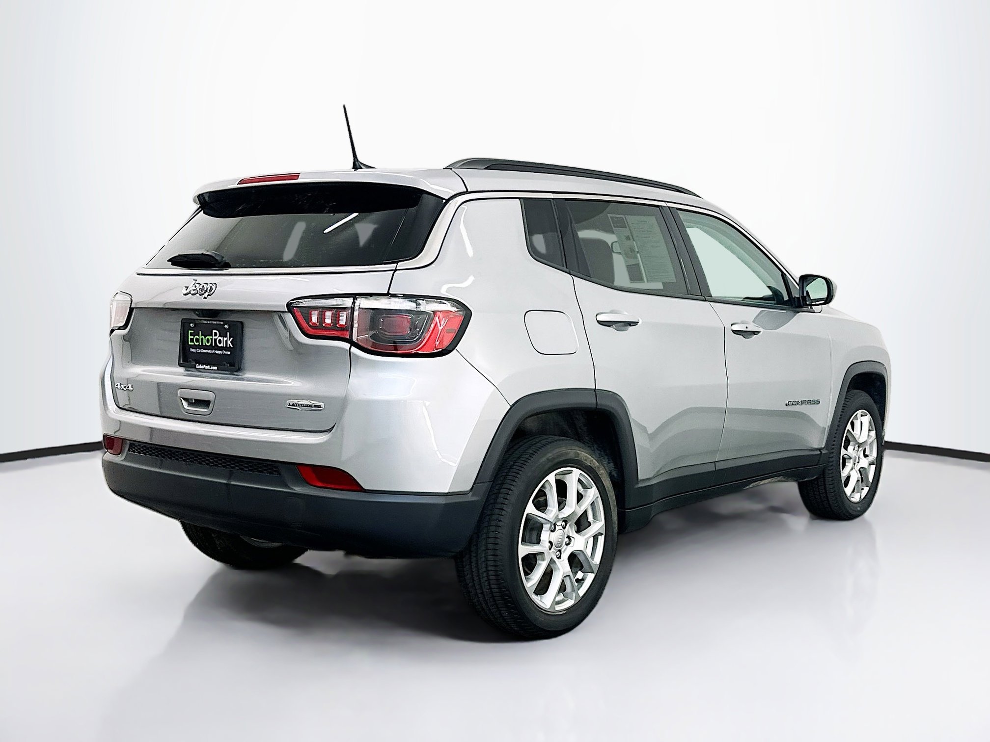 Used 2022 Jeep Compass Latitude image 9