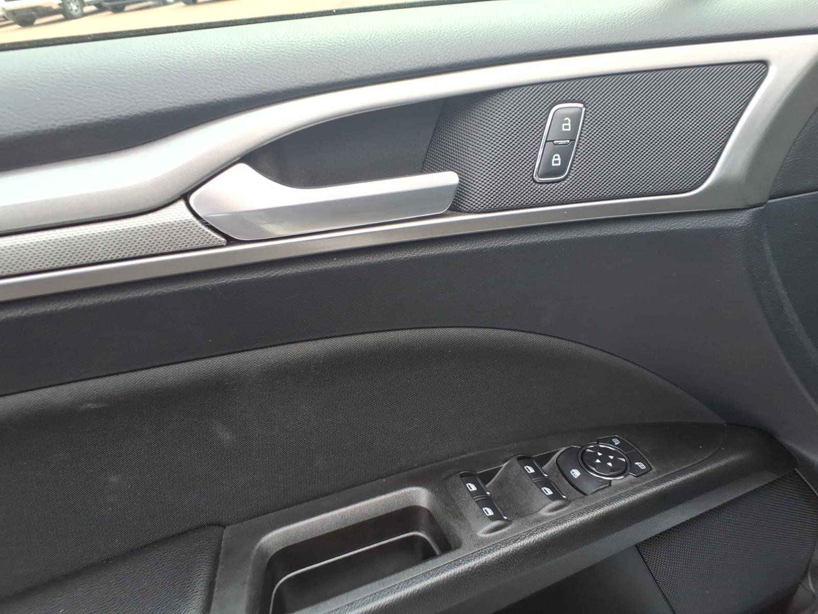 Used 2020 Ford Fusion SE FWD image 7
