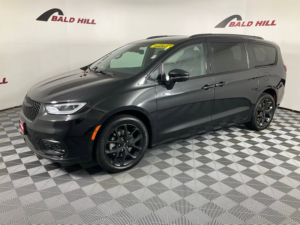 Used 2021 Chrysler Pacifica Limited w/ Uconnect Theater Family Group image 3