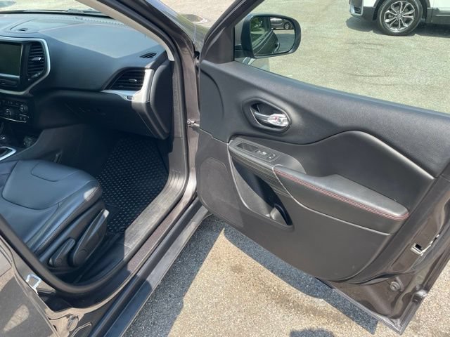 Used 2016 Jeep Cherokee Trailhawk w/ Comfort/Convenience Group AWD/4WD image 13