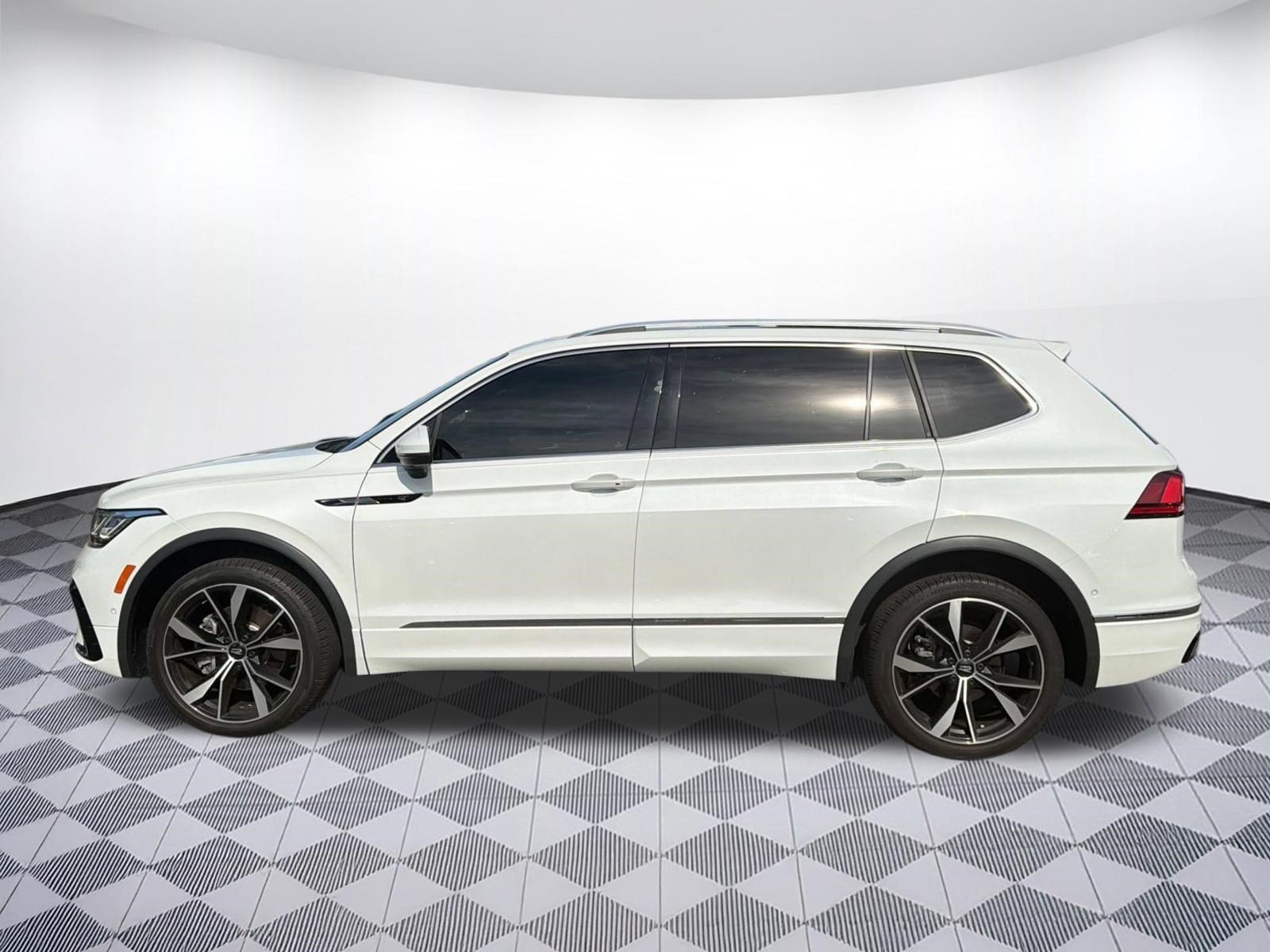 Used 2024 Volkswagen Tiguan SEL R-Line AWD/4WD image 2