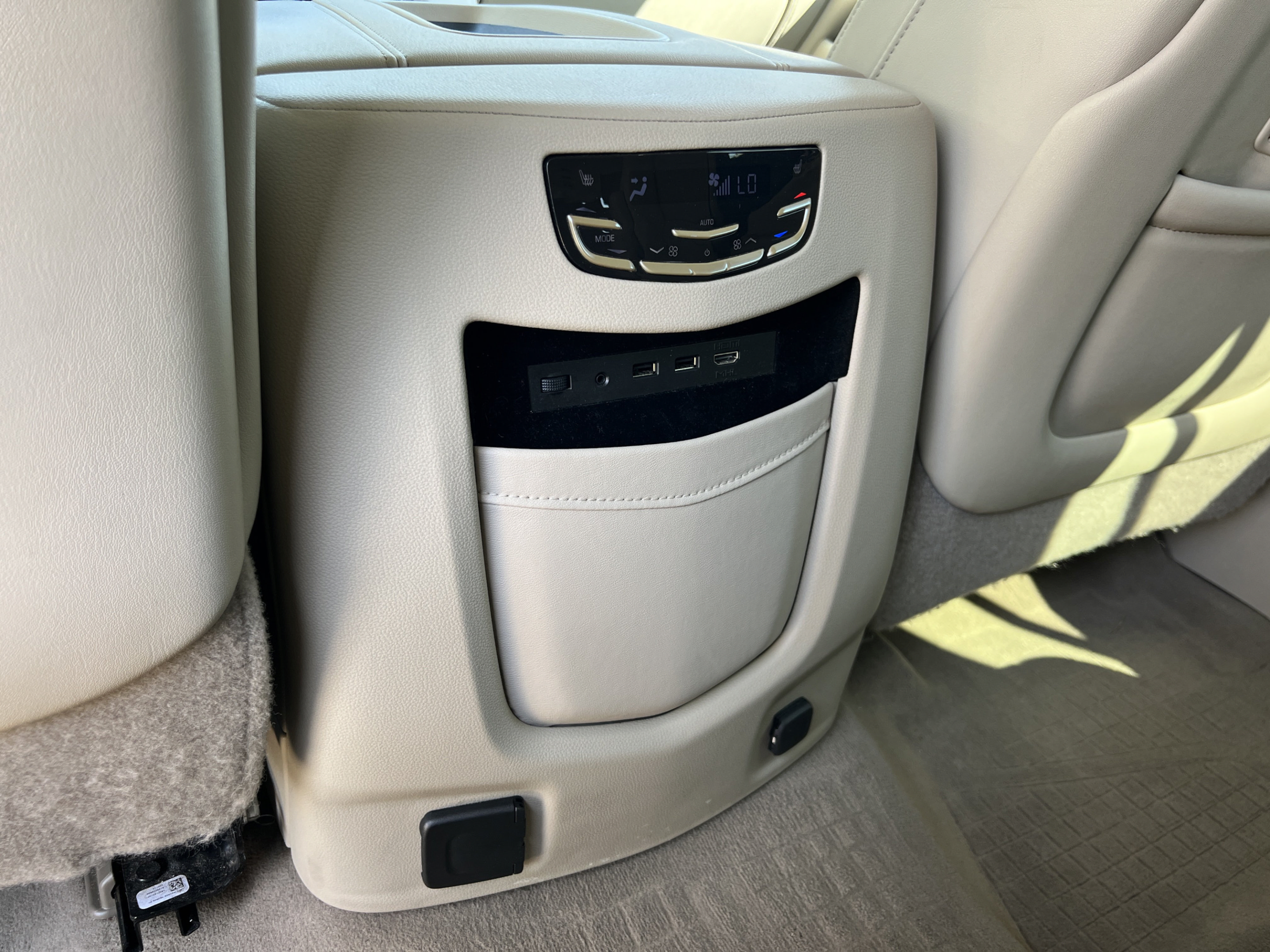 Used 2019 Cadillac Escalade ESV Luxury AWD/4WD image 25