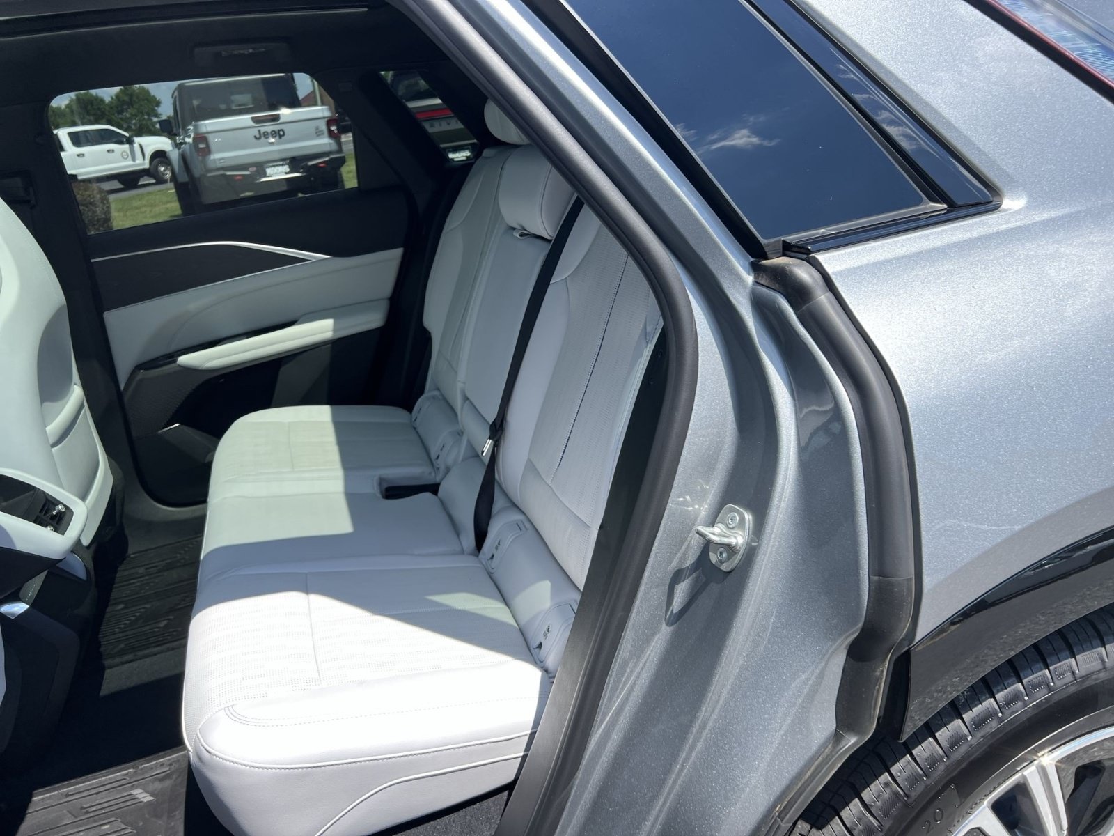 Used 2024 Cadillac Lyriq Luxury AWD/4WD image 24
