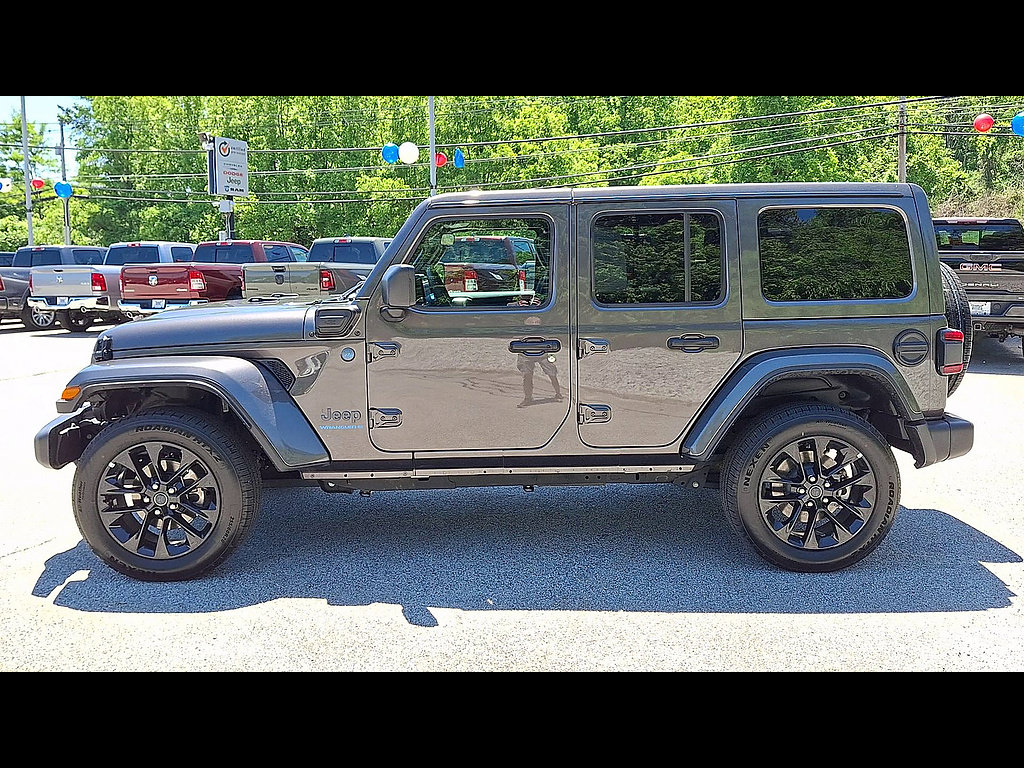 Used 2025 Jeep Wrangler Unlimited Sahara w/ Safety Group AWD/4WD image 5