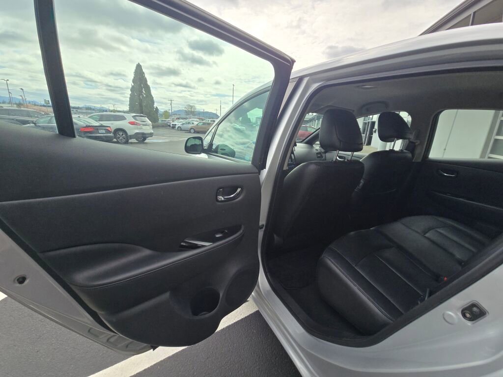Used 2013 Nissan Leaf SL w/ Premium Pkg image 12