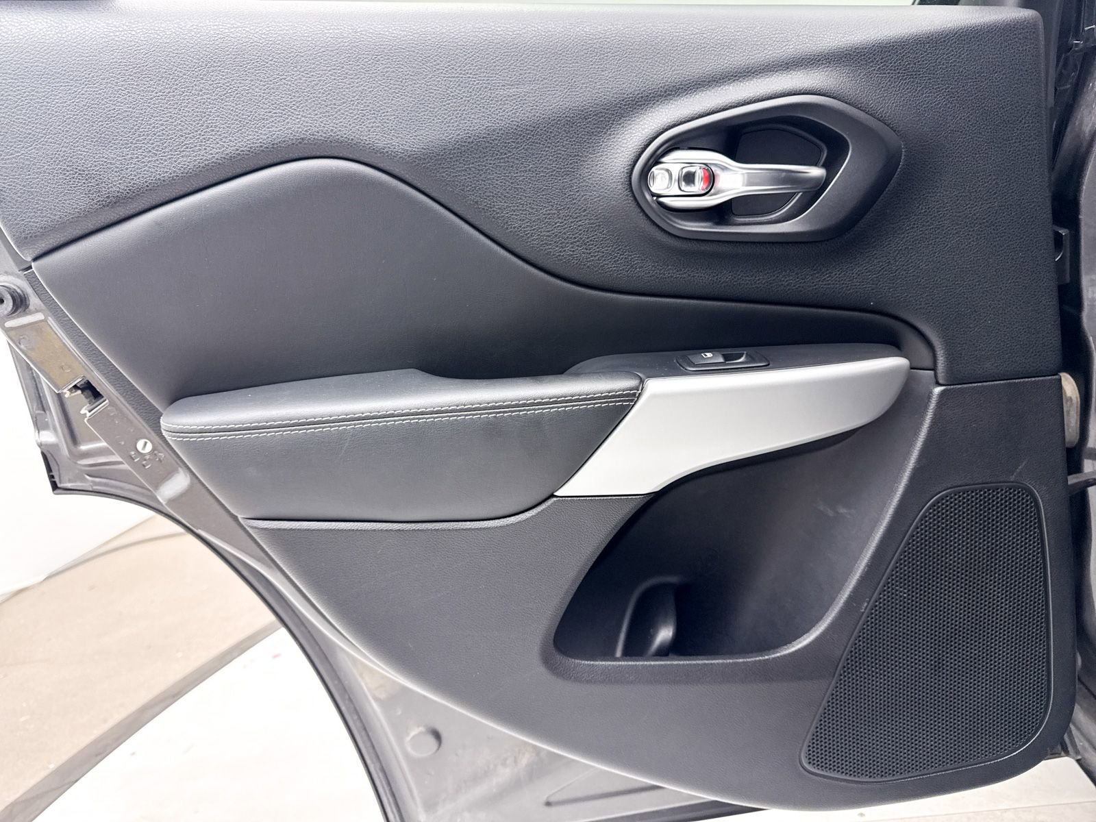 Used 2018 Jeep Cherokee Latitude Plus w/ Cold Weather Group image 27