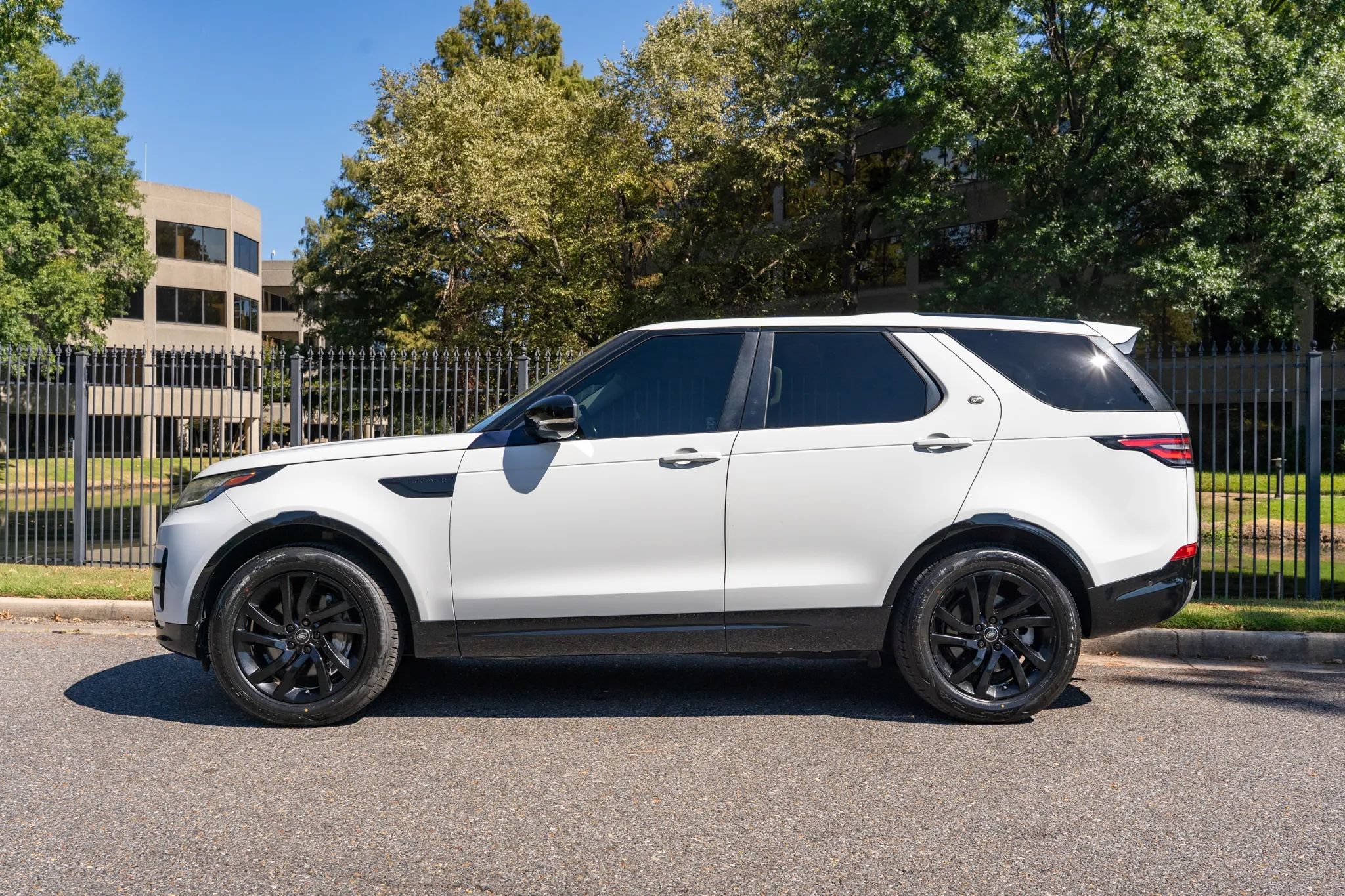 Used 2020 Land Rover Discovery Landmark AWD/4WD image 9