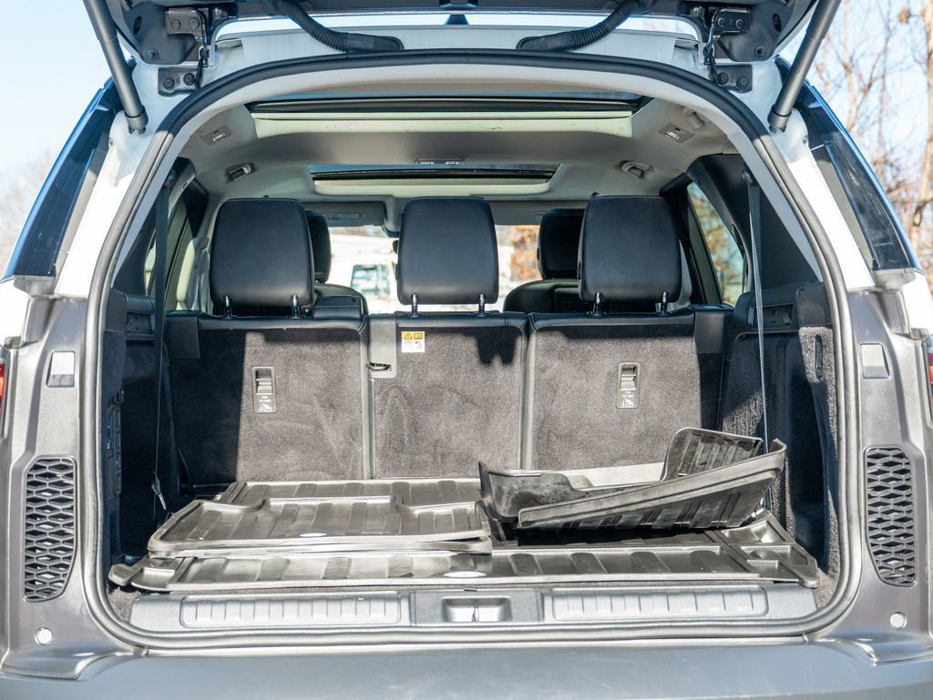 Certified 2022 Land Rover Discovery S image 38