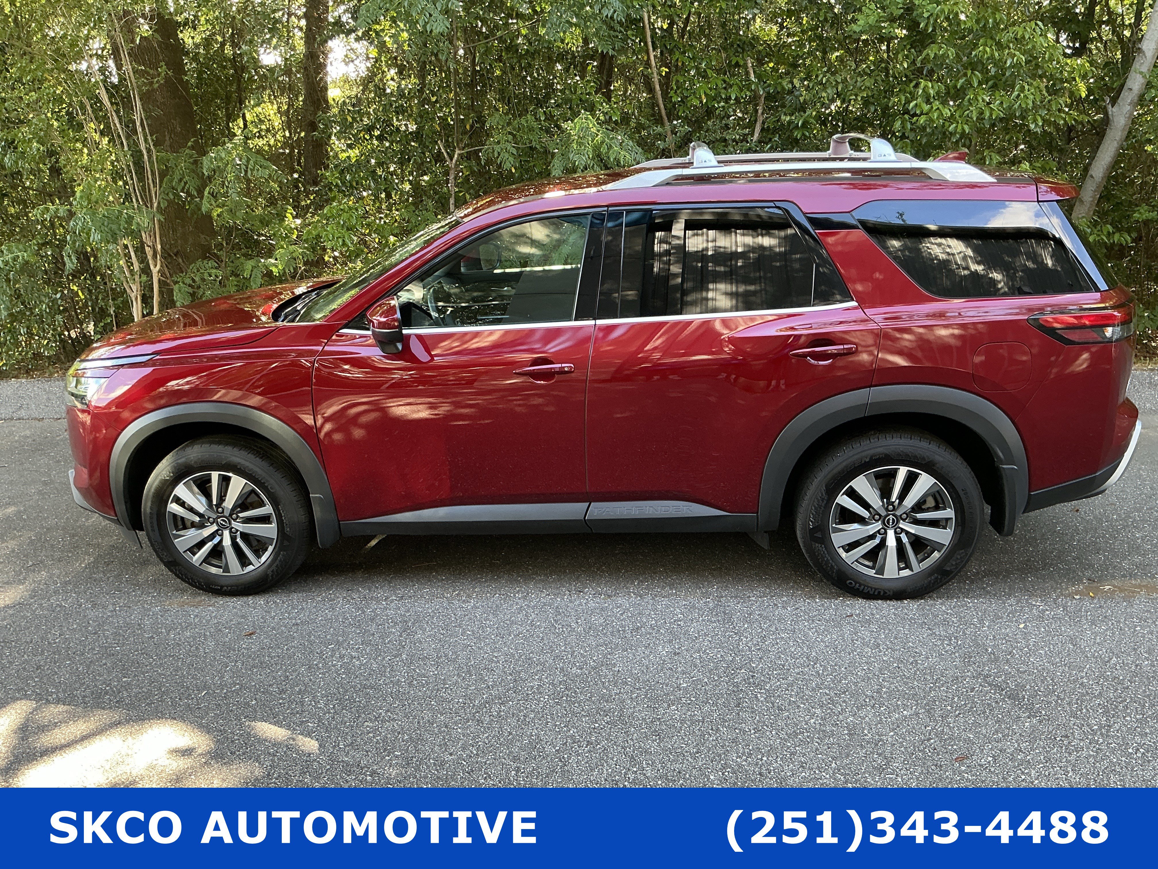 Used 2024 Nissan Pathfinder SL FWD image 2