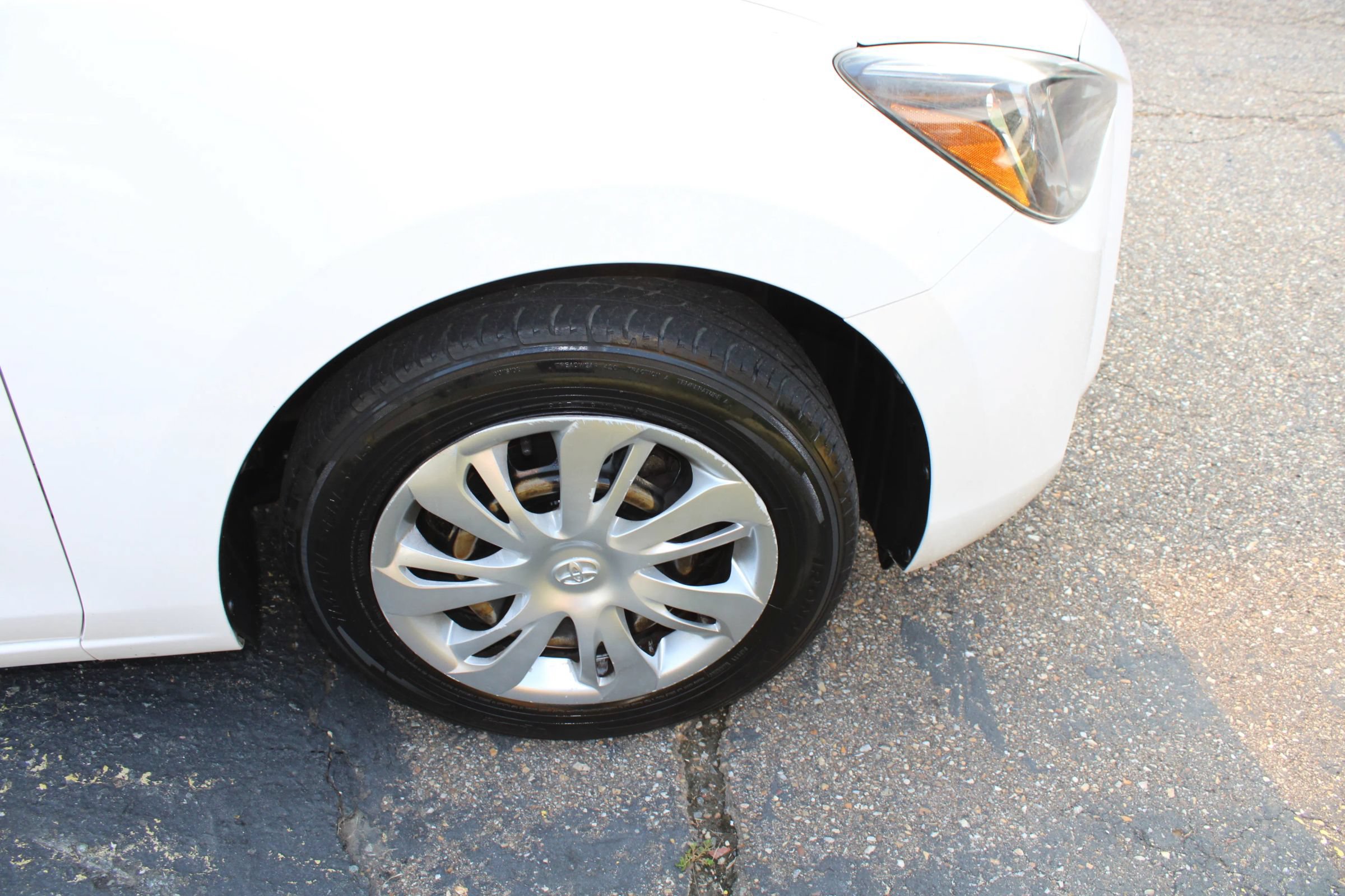 Used 2019 Toyota Yaris L FWD image 21