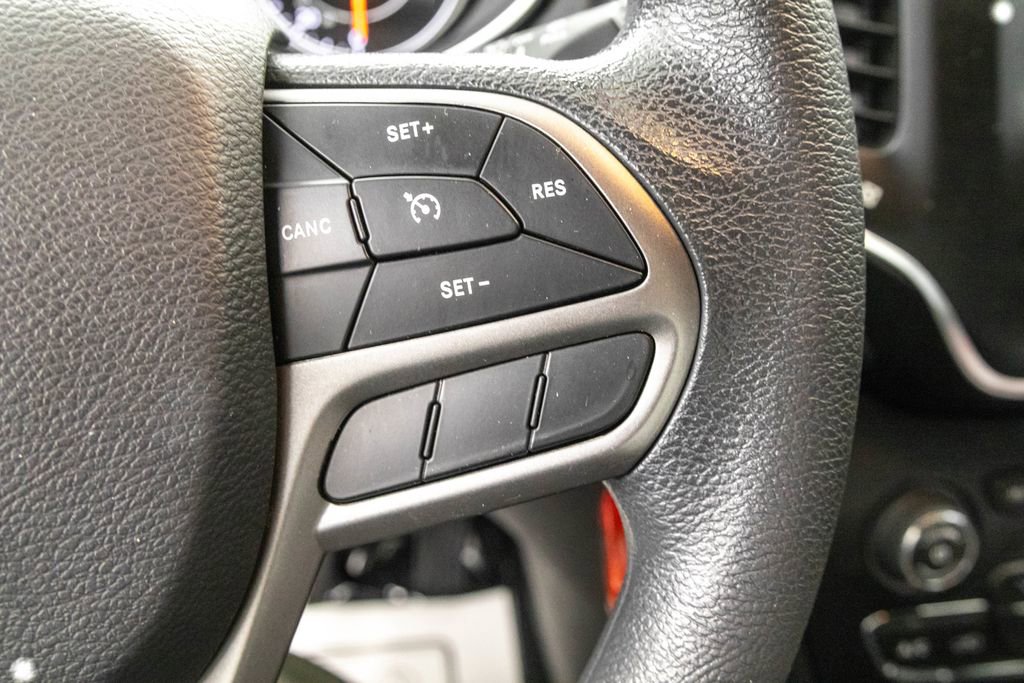 Used 2019 Jeep Cherokee Latitude w/ Popular Appearance Group image 17