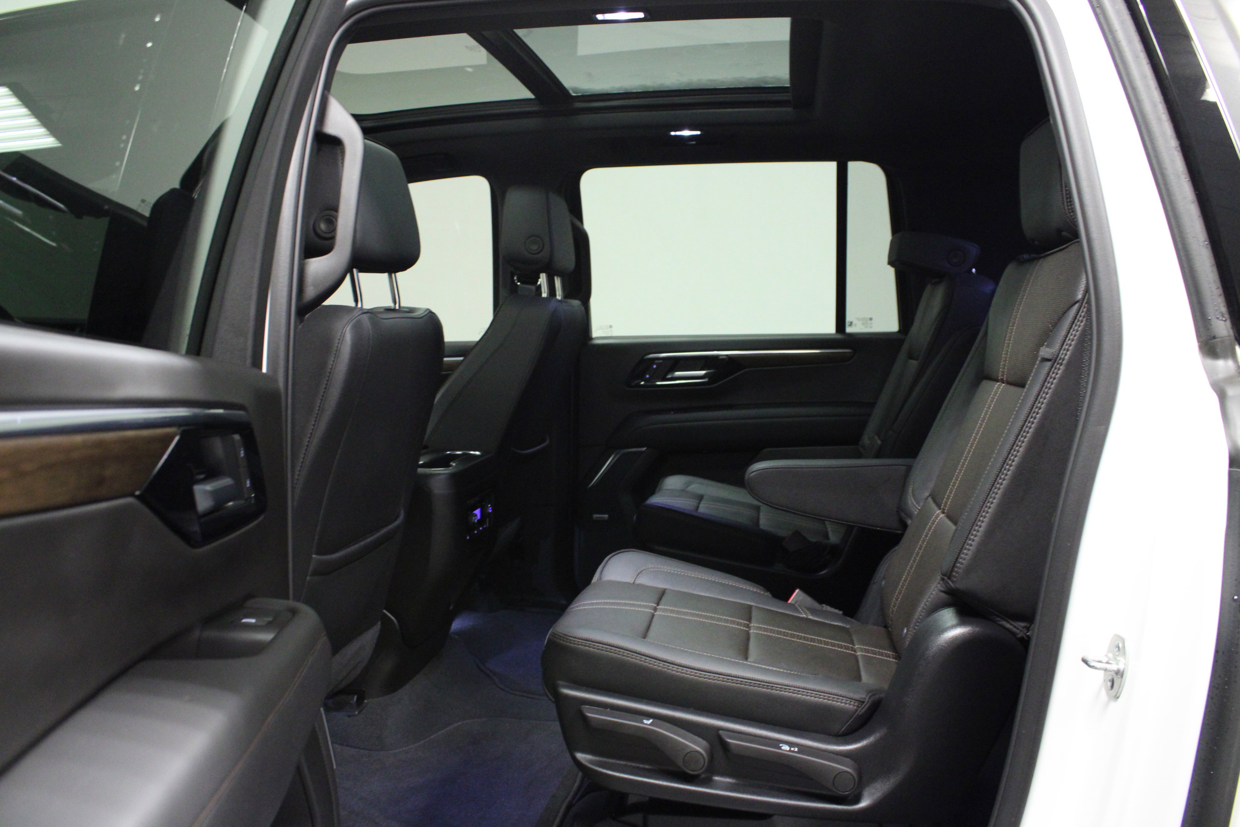 Used 2025 Chevrolet Suburban High Country image 13