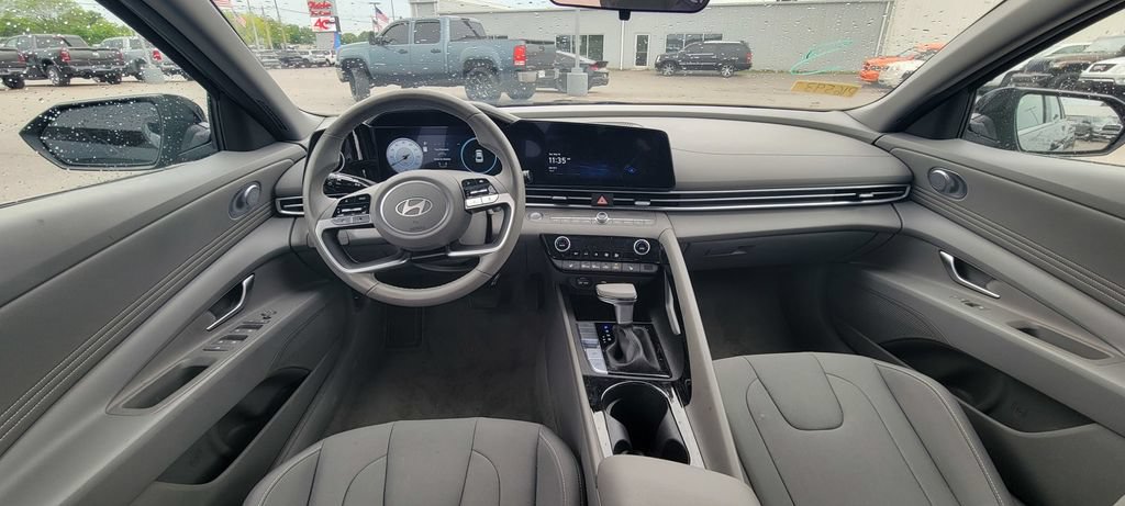 Used 2025 Hyundai Elantra SEL FWD image 14