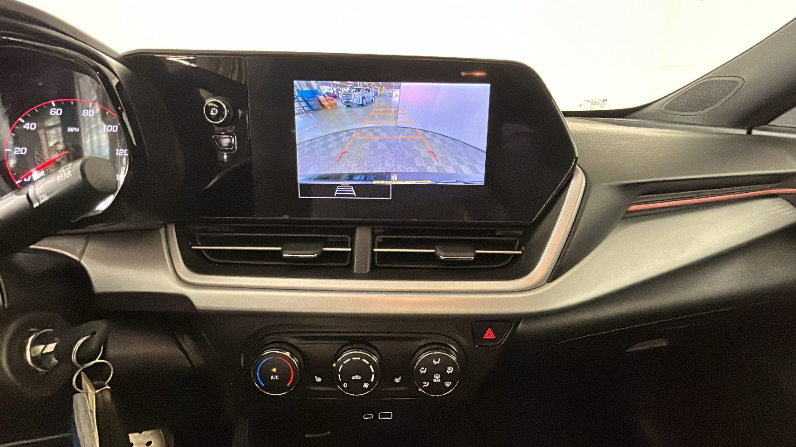 Used 2025 Chevrolet Trax RS w/ Sunroof Package FWD image 28