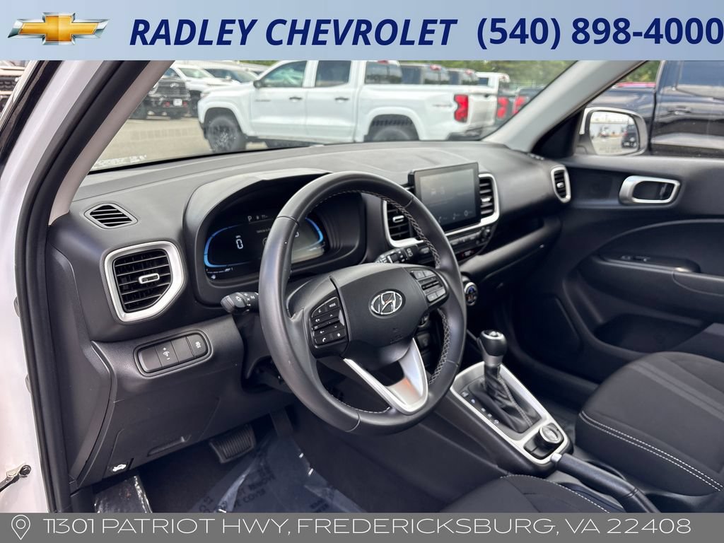 Used 2025 Hyundai Venue SEL FWD image 4