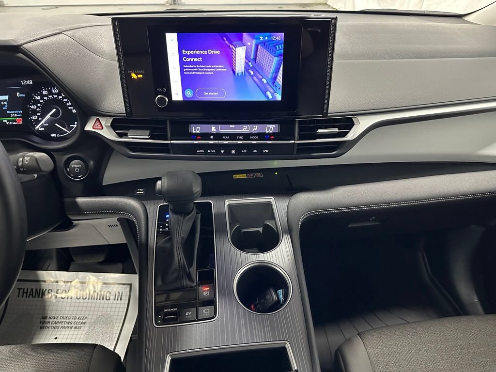 Used 2025 Toyota Sienna LE FWD image 25