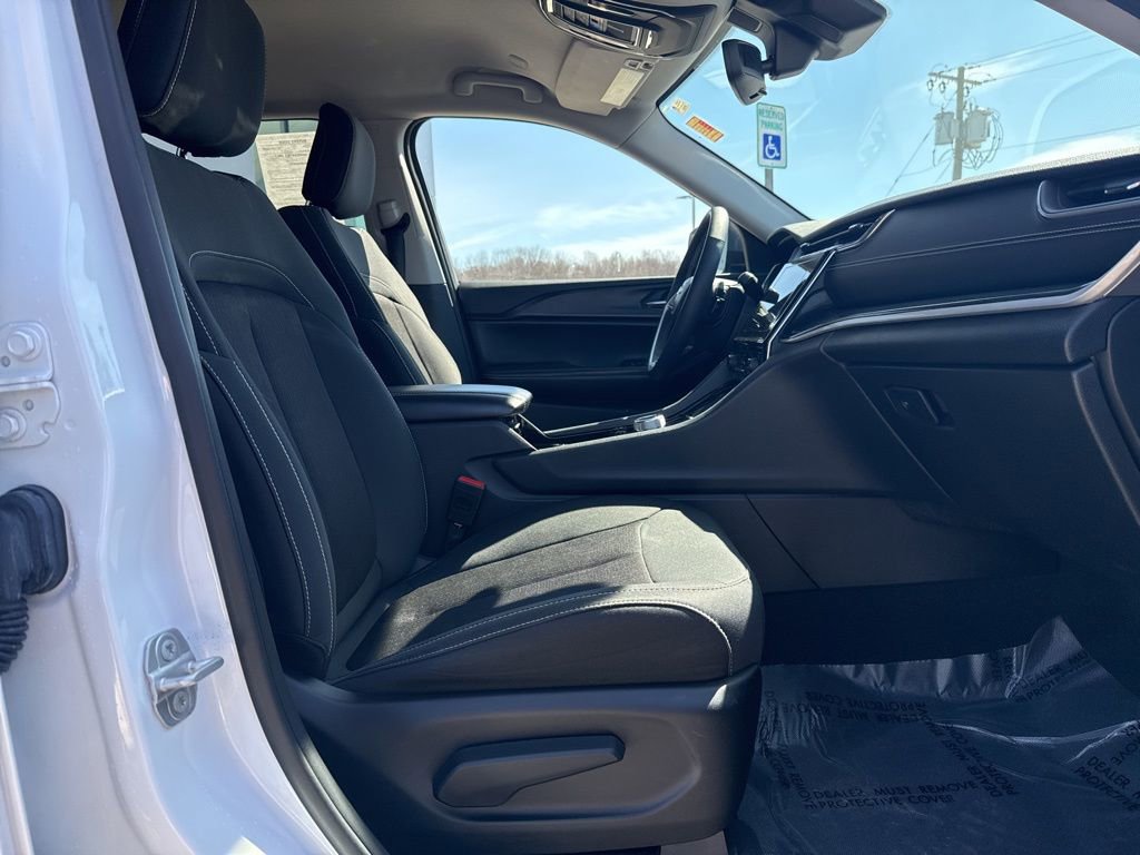 Used 2023 Jeep Grand Cherokee Laredo w/ Luxury Tech Group I image 14