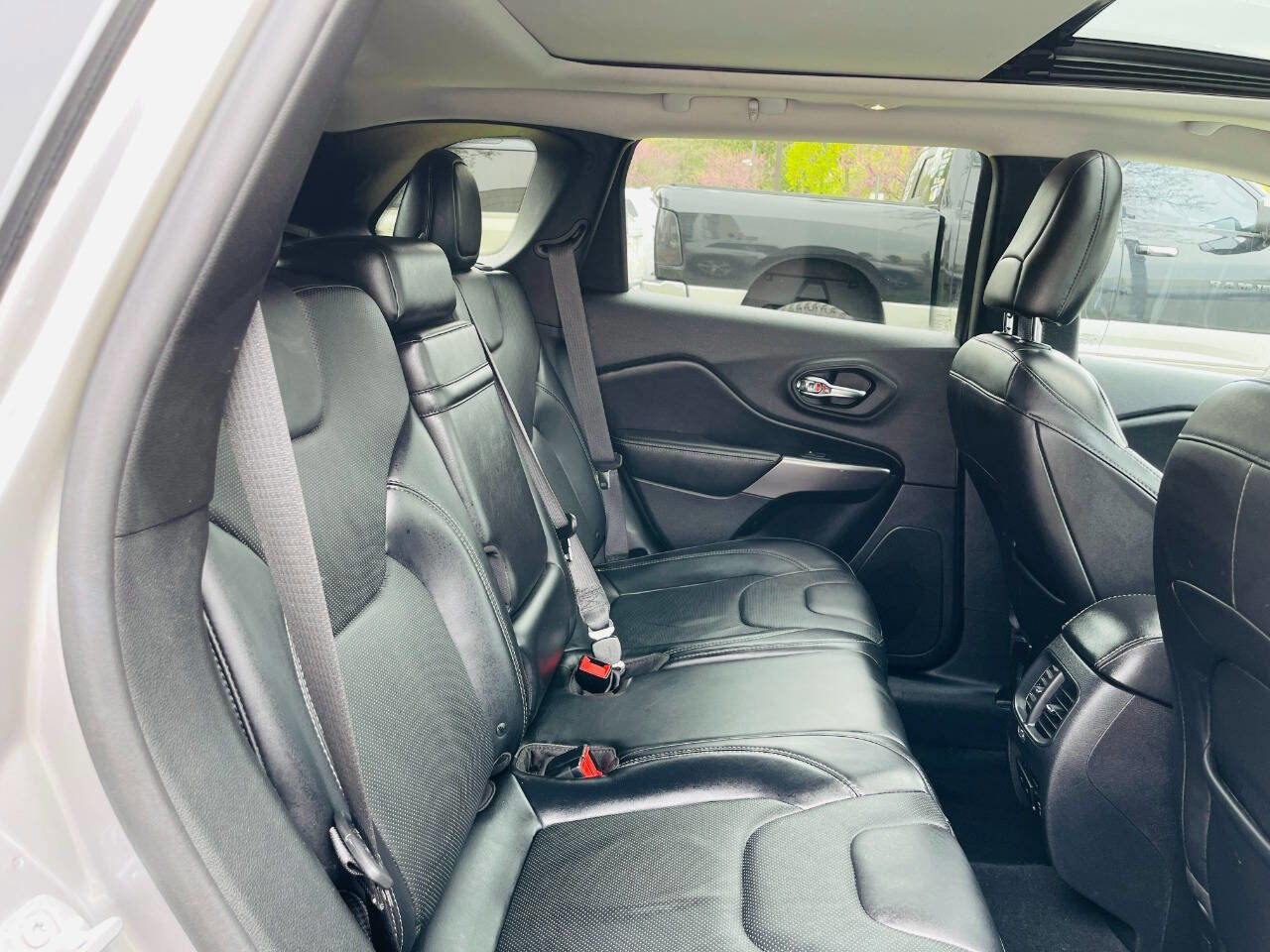 Used 2019 Jeep Cherokee Limited image 32