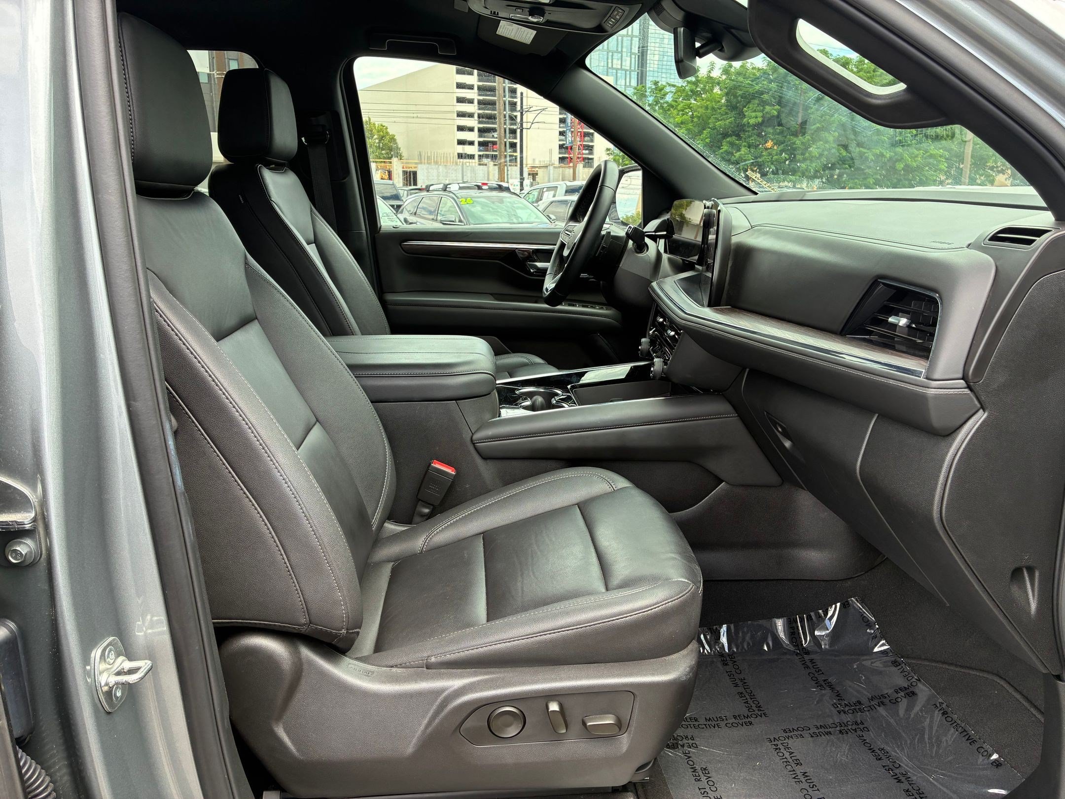 Used 2025 Chevrolet Suburban Z71 AWD/4WD image 32