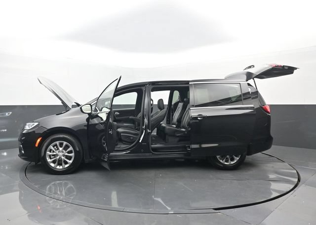 Used 2026 Chrysler Pacifica Limited FWD image 35