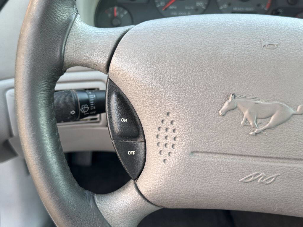 Used 2001 Ford Mustang Convertible image 12