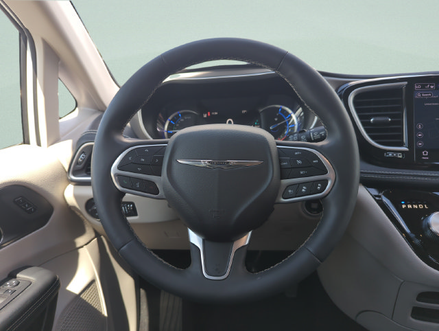 Used 2024 Chrysler Pacifica Limited FWD image 25