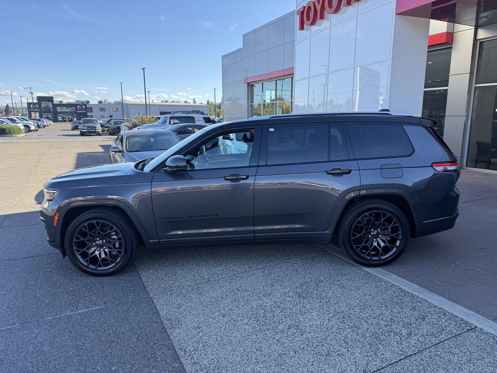 Used 2023 Jeep Grand Cherokee L Summit AWD/4WD image 3