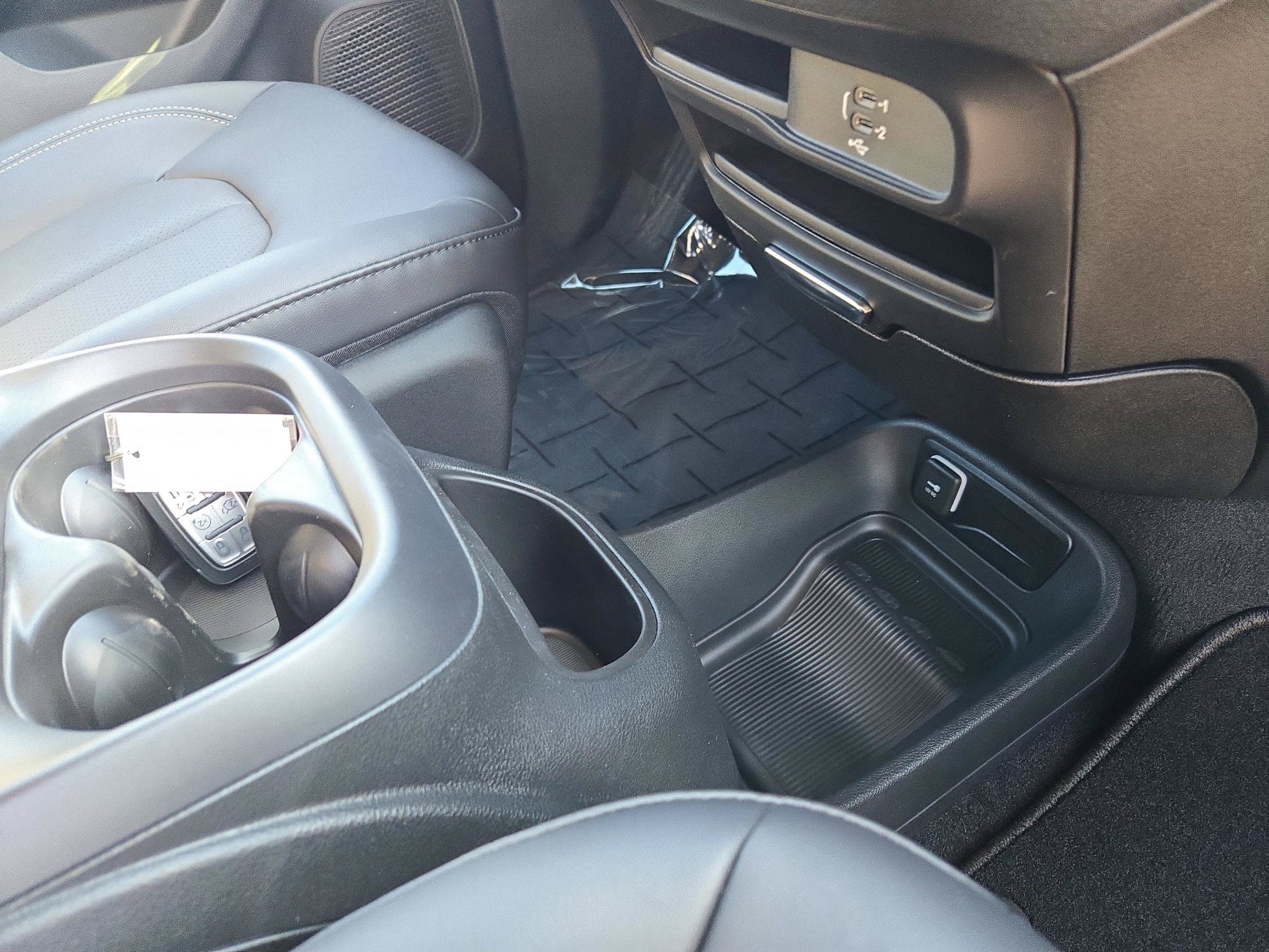 New 2026 Chrysler Pacifica Select FWD image 26