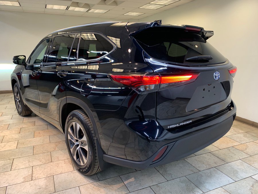 Used 2021 Toyota Highlander XLE AWD/4WD image 6