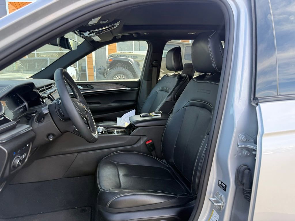 Used 2023 Jeep Grand Cherokee Overland w/ Rear Seat Video Group I AWD/4WD image 16