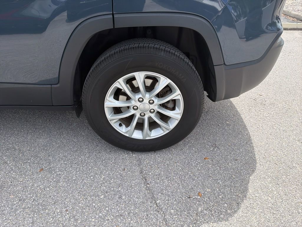 Used 2019 Jeep Cherokee Latitude w/ Cold Weather Group AWD/4WD image 10