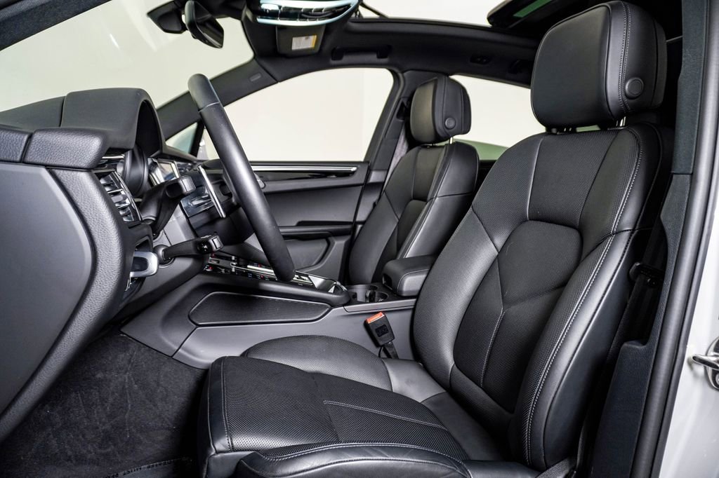 Certified 2026 Porsche Macan AWD/4WD image 5