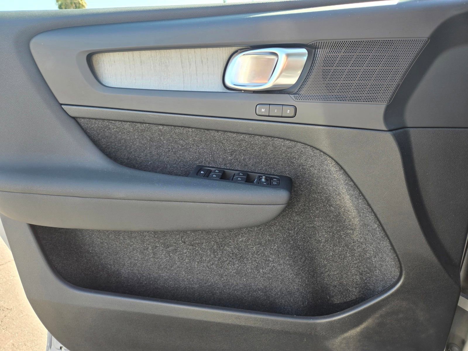 Used 2025 Volvo XC40 B5 Plus image 15