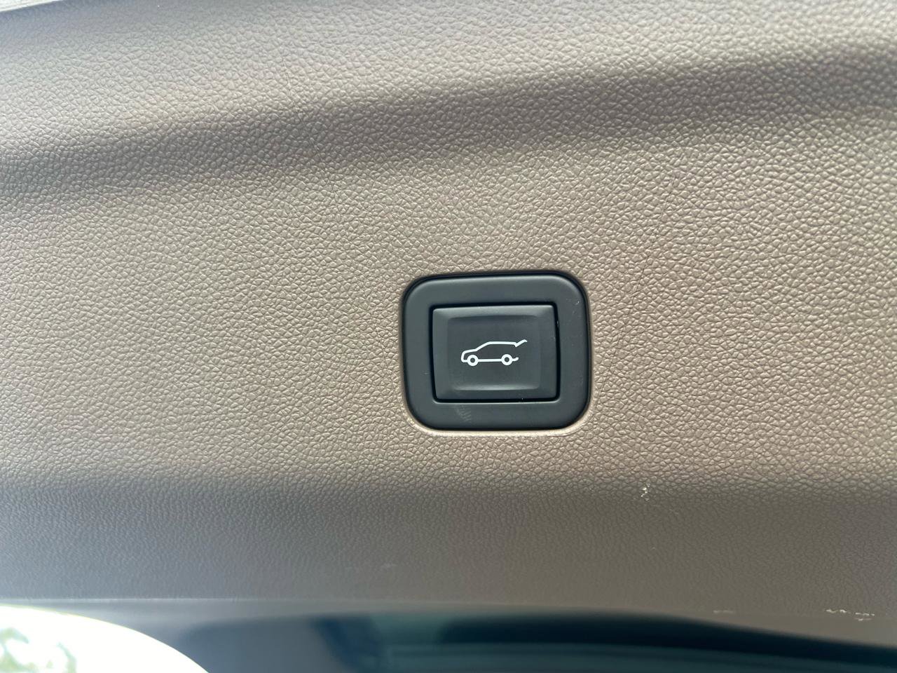 Used 2023 GMC Yukon Denali RWD image 23