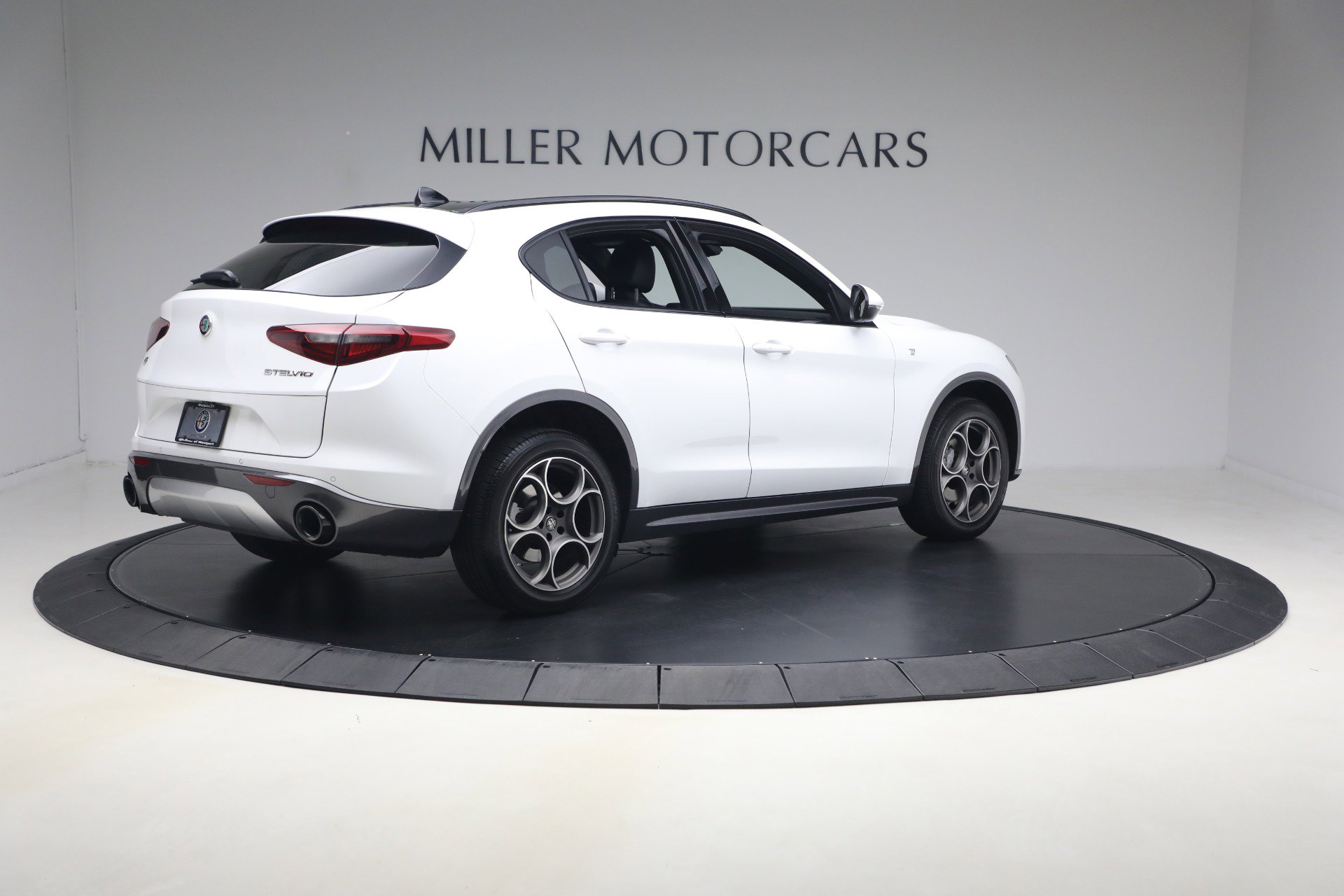 Used 2022 Alfa Romeo Stelvio Ti AWD/4WD image 7
