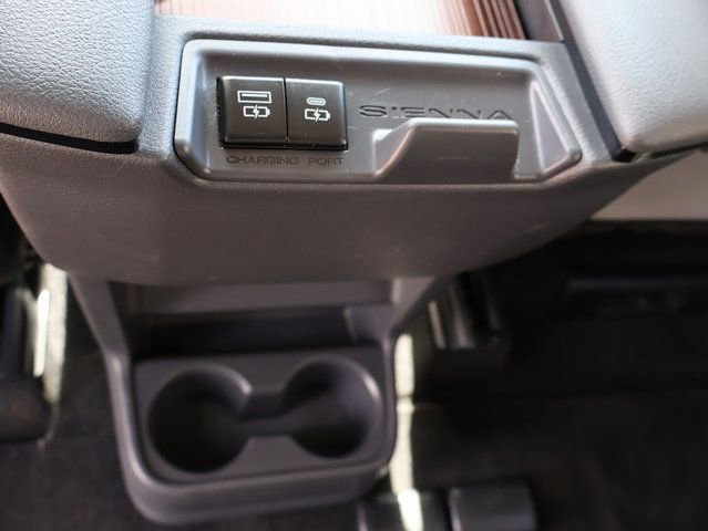 Used 2024 Toyota Sienna LE image 19