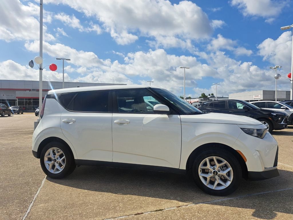 Used 2025 Kia Soul LX w/ LX Technology Package image 3