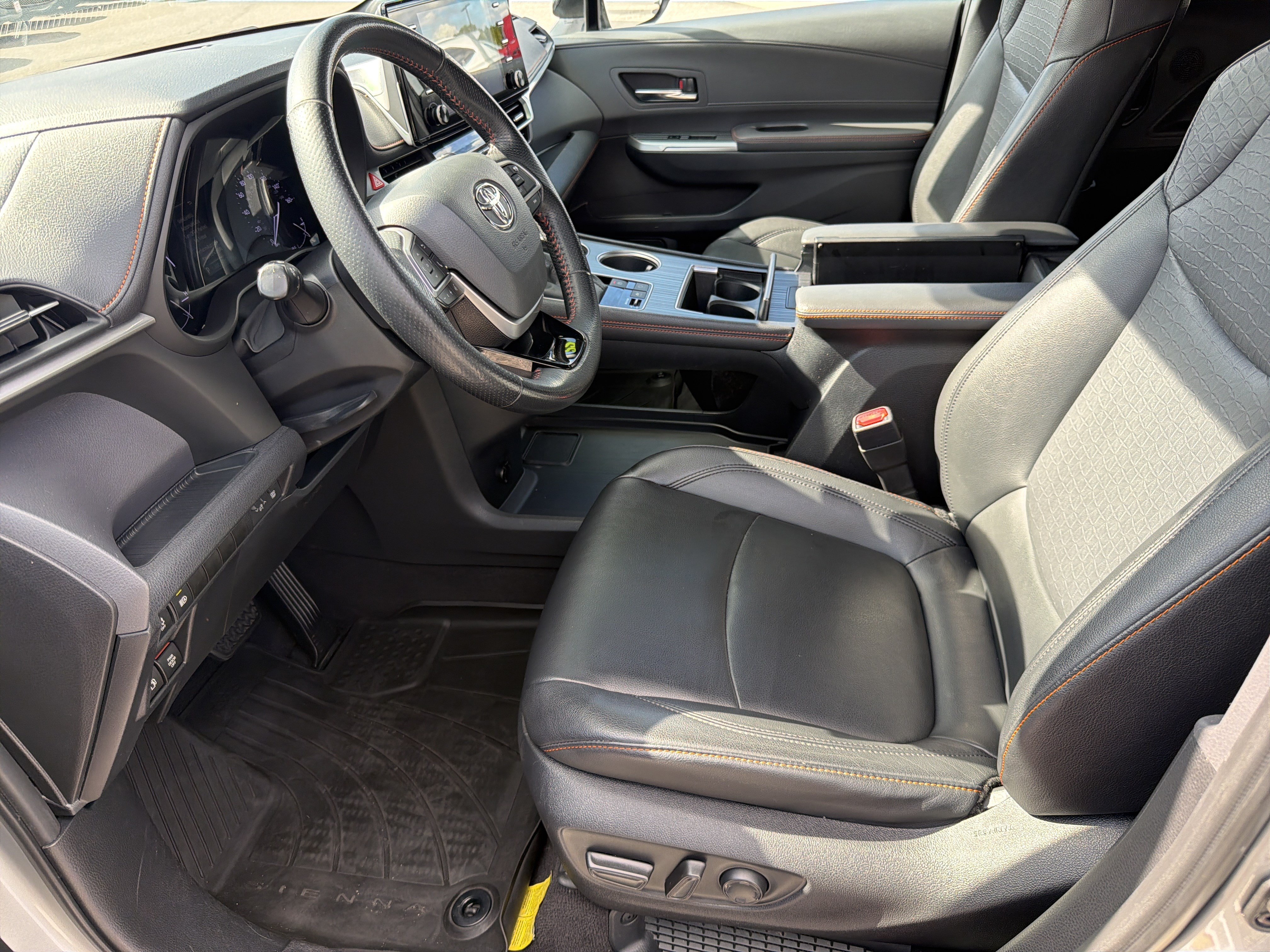 Used 2022 Toyota Sienna XSE FWD image 19