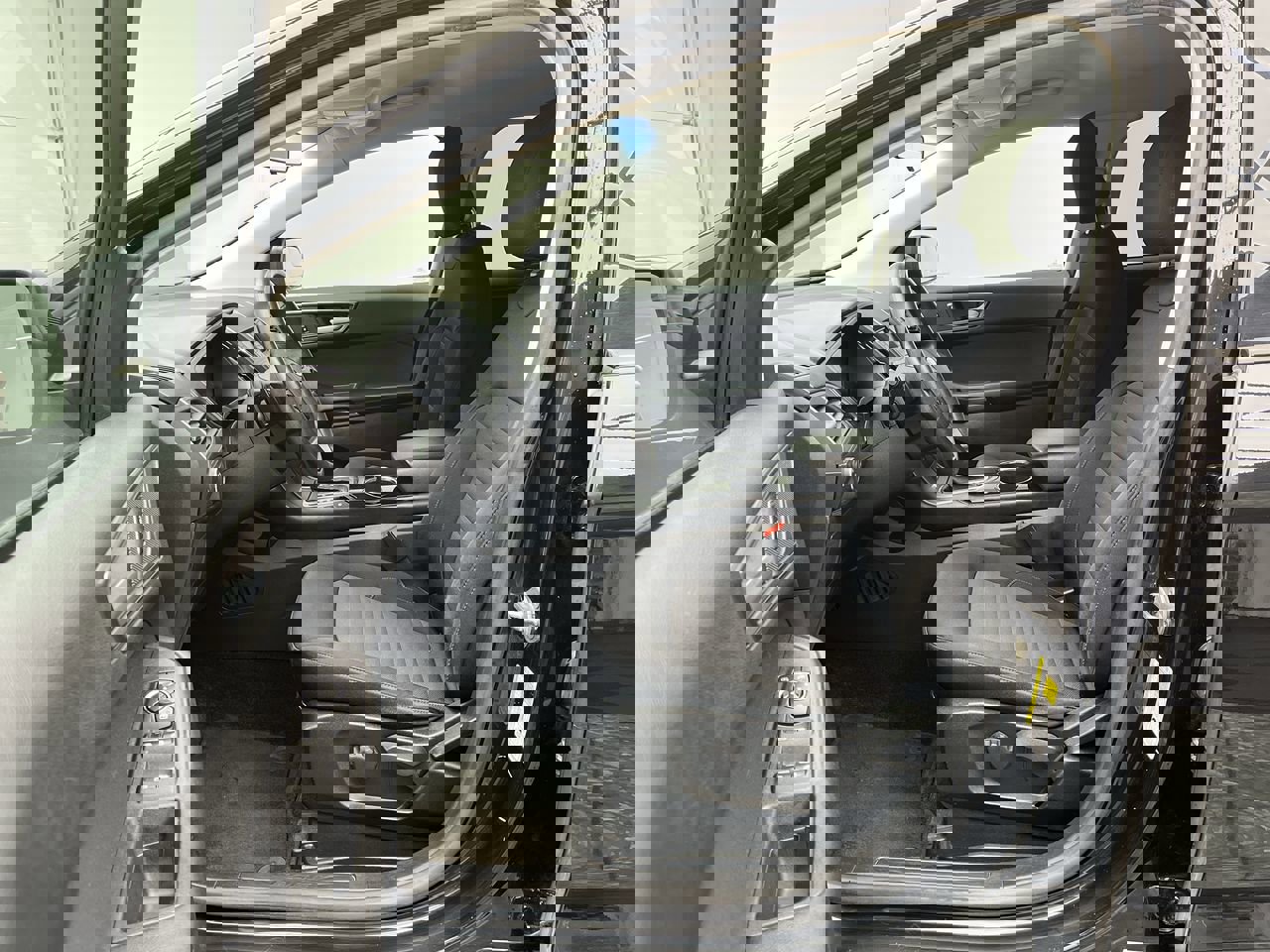 Used 2018 Ford Edge SE image 3