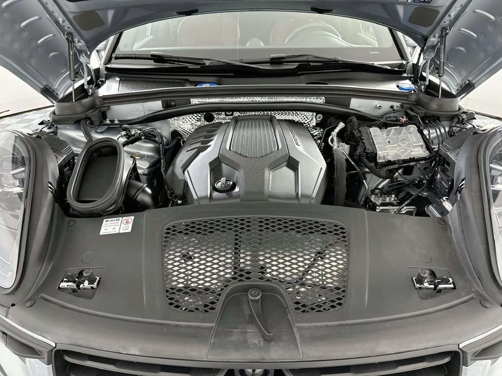 Certified 2024 Porsche Macan AWD/4WD image 32