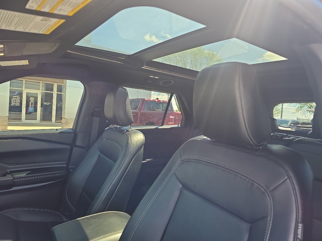 Used 2020 Ford Explorer XLT w/ Equipment Group 202A AWD/4WD image 17