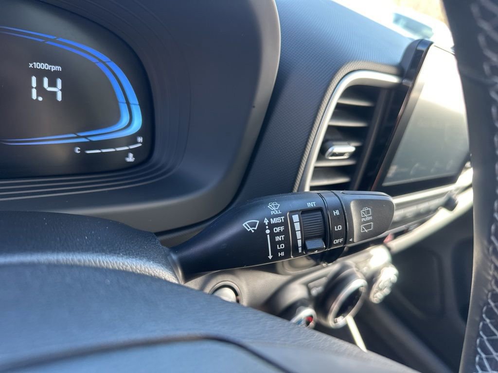 Certified 2025 Hyundai Venue SEL image 14