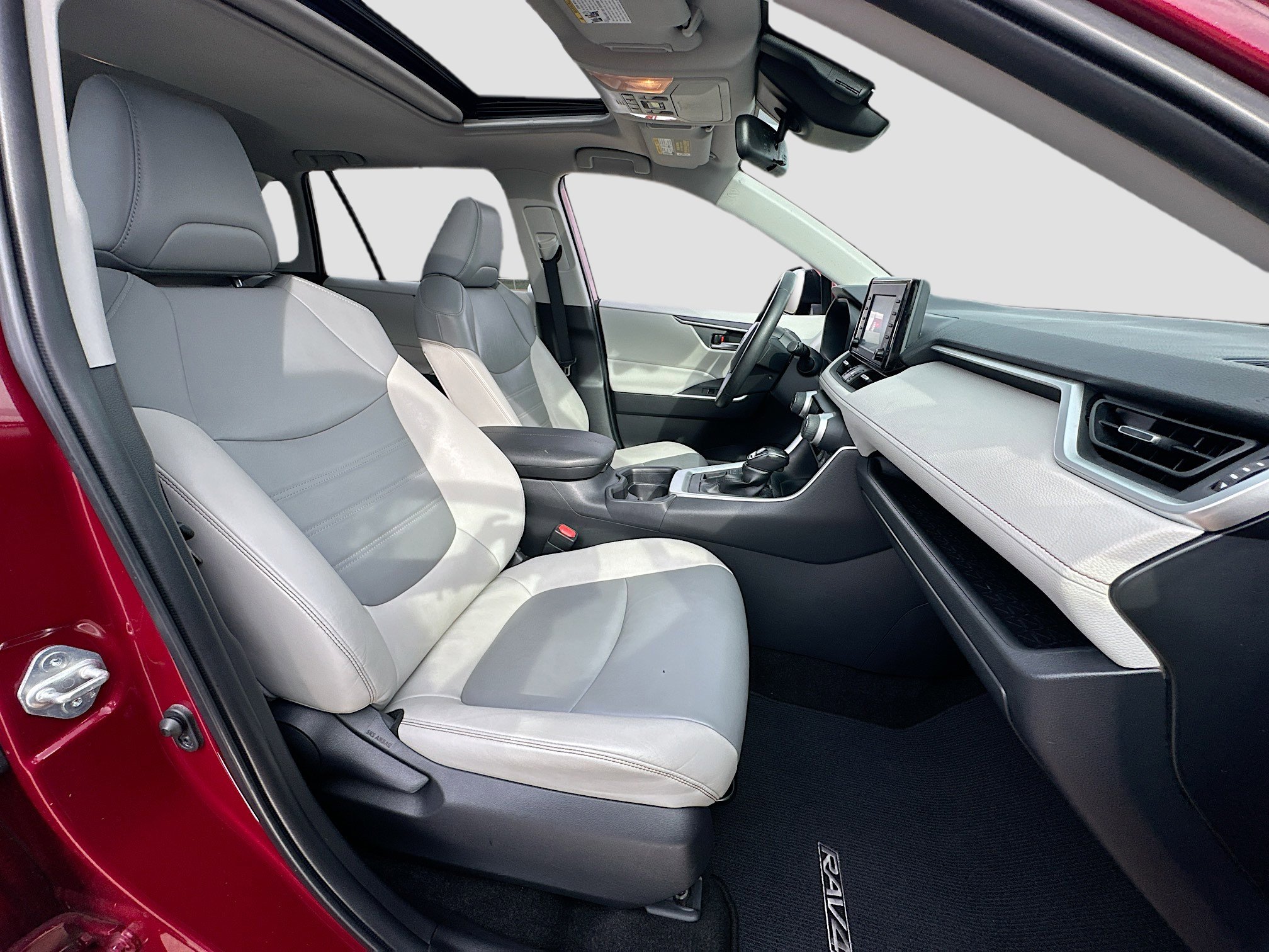 Used 2020 Toyota RAV4 XLE Premium image 27