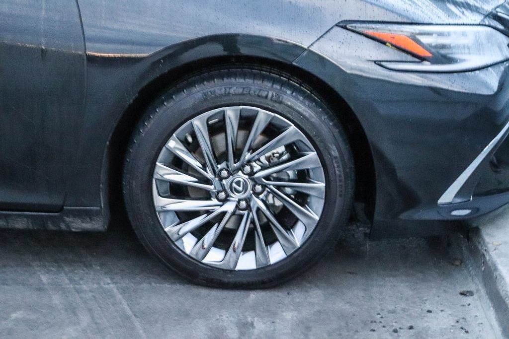 Used 2025 Lexus ES 300h w/ Luxury Package FWD image 11