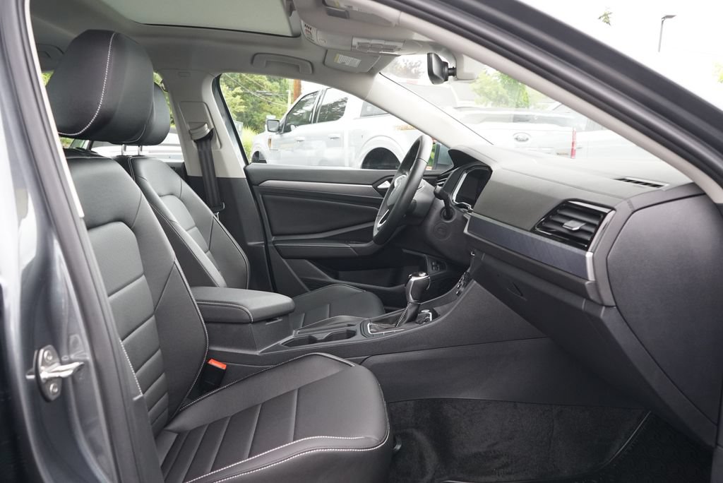 Used 2024 Volkswagen Jetta SE w/ Panoramic Sunroof Package FWD image 9