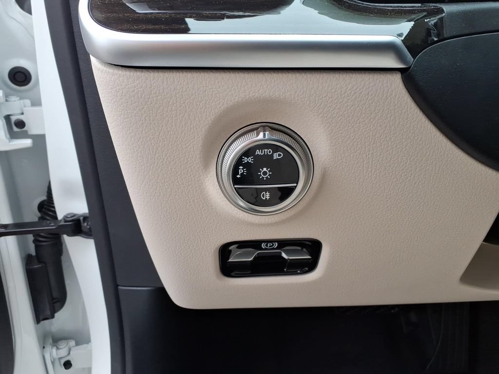 New 2026 Mercedes-Benz C 300 4MATIC Sedan image 17