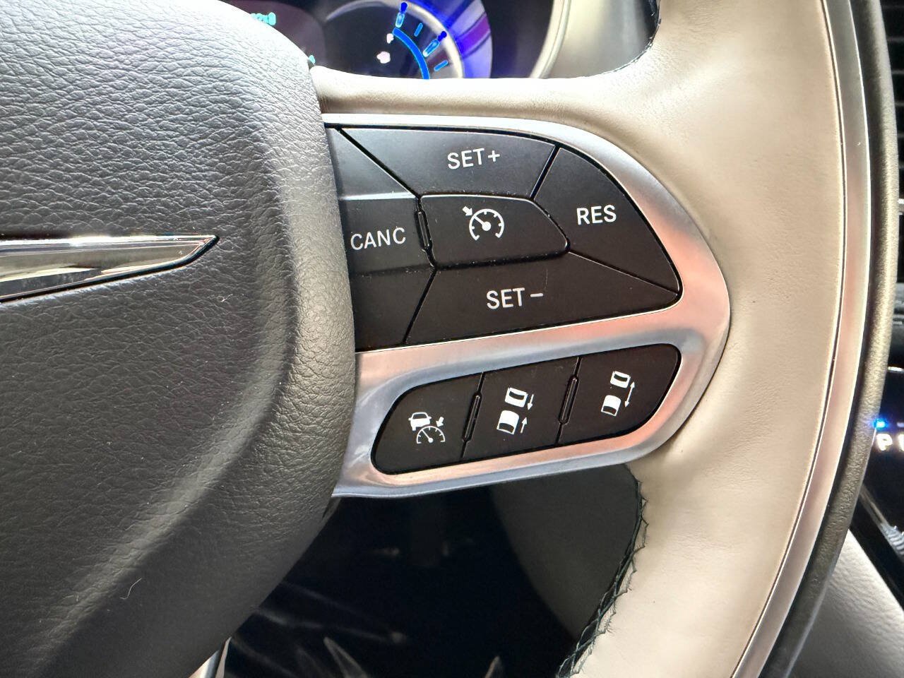 Used 2017 Chrysler Pacifica Platinum FWD image 23